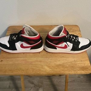 These Jordan 1’s 6y berry, black, and white are a great grab.